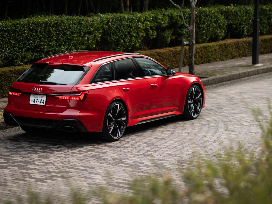 Красный автомобиль Audi RS 6 Avant 2021 года вид сзади