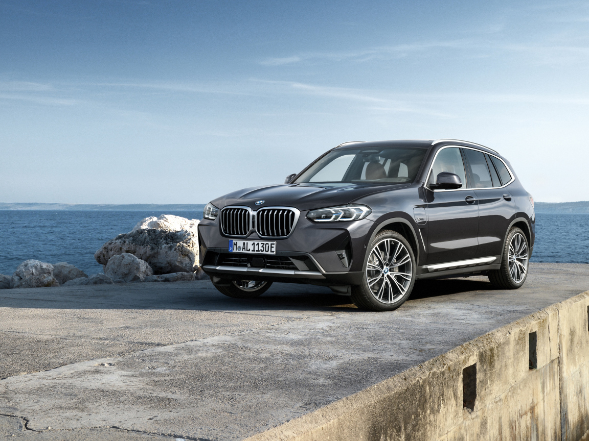 Автомобиль BMW X3 XDrive30e 2021 года у моря