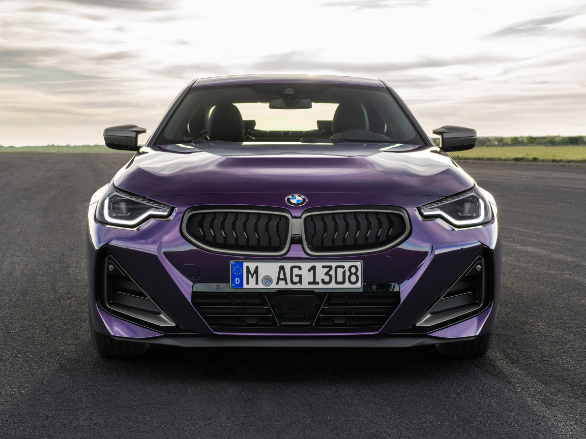 Красивый автомобиль BMW M240i XDrive Coupé 2021 года вид спереди