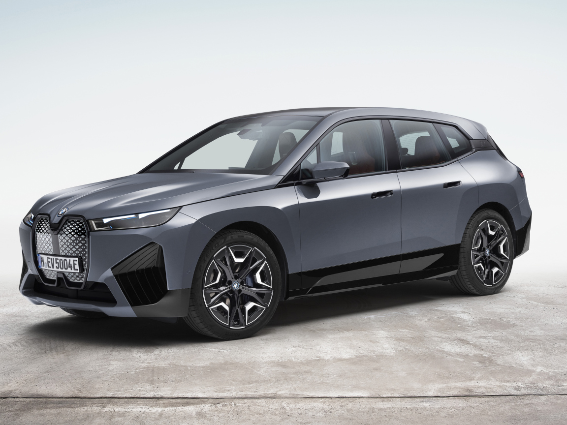 Серебристый внедорожник BMW IX XDrive50 Sport 2021 года на белом фоне