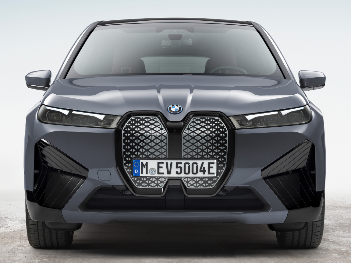 Серебристый автомобиль BMW IX XDrive50 Sport 2021 года на белом фоне
