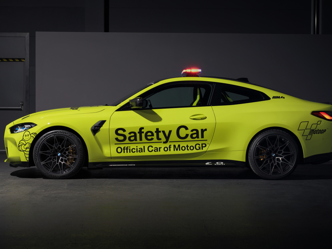 Спортивный автомобиль BMW M4 Competition MotoGP Safety Car 2021 года