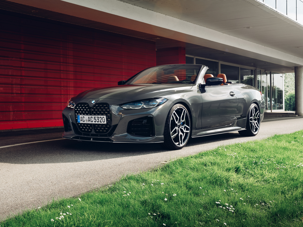 Серебристый кабриолет BMW 4 Series 2021 года у гаража