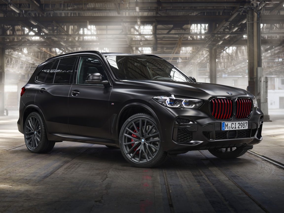 Черный внедорожник BMW X5 M50i, 2021 года на заводе