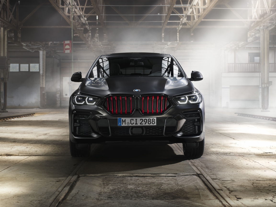 Черный стильный автомобиль BMW X6 M50i, 2021 года вид спереди
