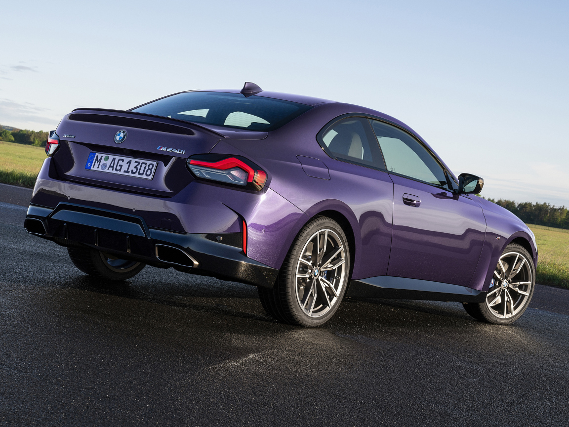 Фиолетовый автомобиль BMW M240i XDrive Coupé 2021 года вид сзади