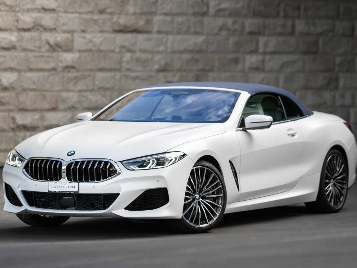 Белый кабриолет BMW 8, 2021 года у стены