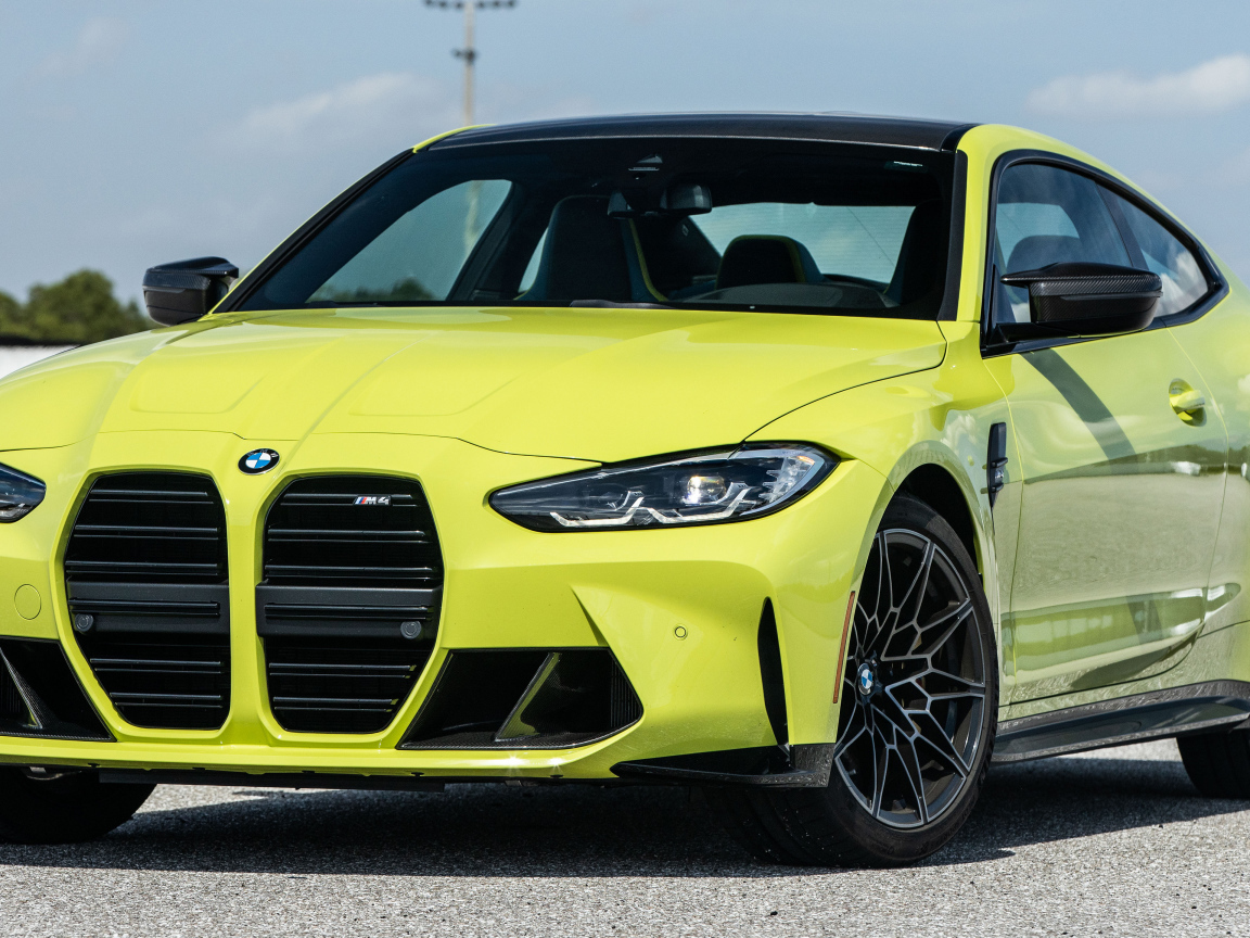 Желтый автомобиль  BMW M4 Coupé, 2021 года