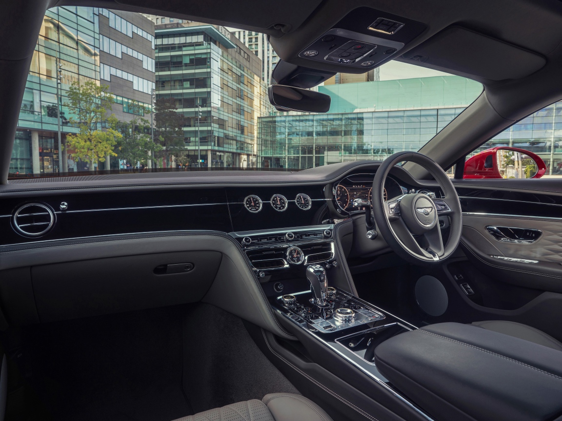 Черный салон автомобиля Bentley Flying Spur V8 2020 года