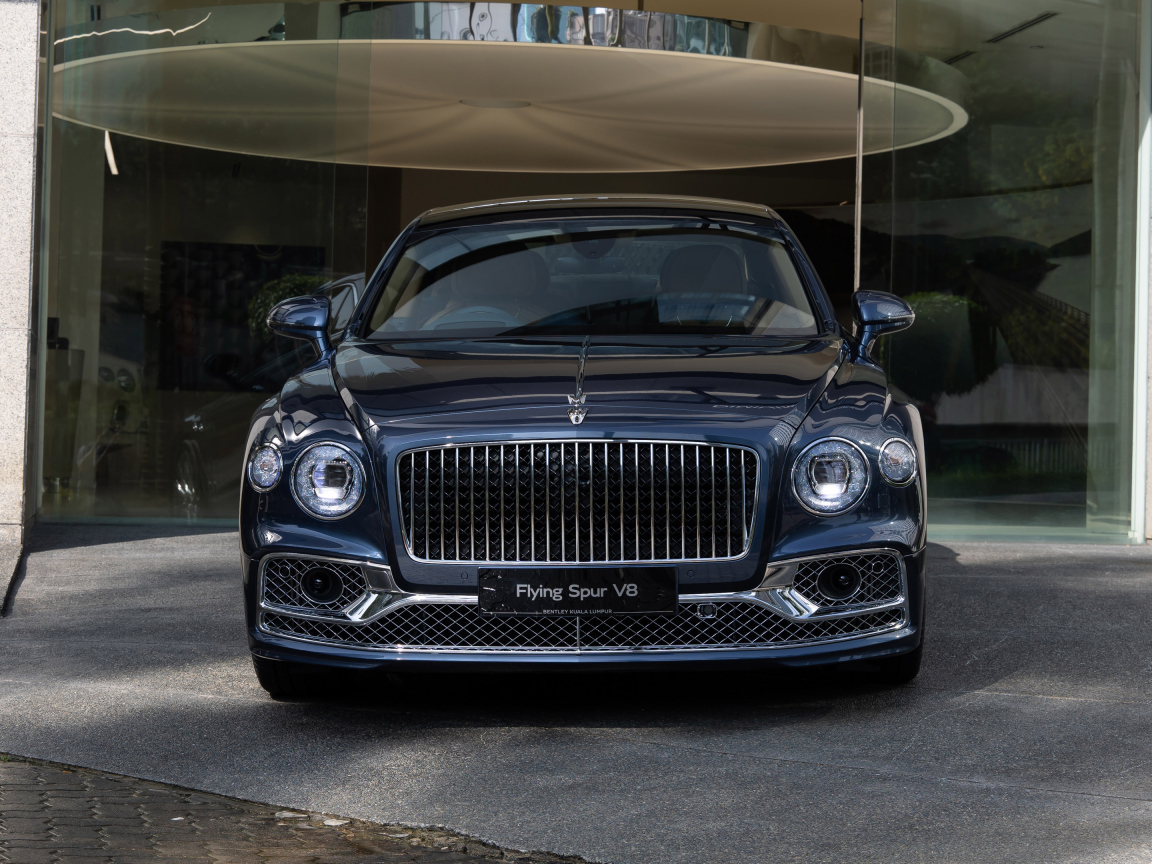 Автомобиль Bentley Flying Spur V8 First Edition 2021 года вид спереди
