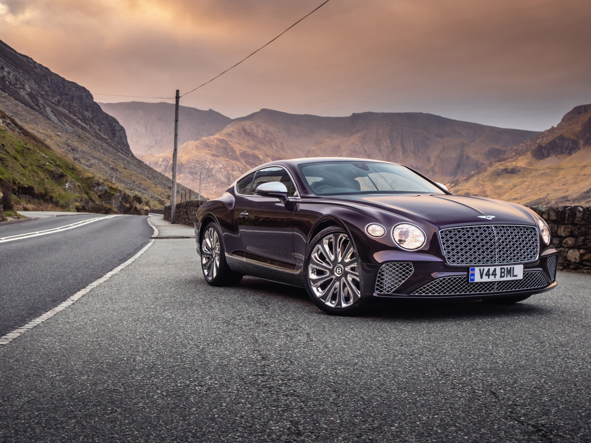 Дорогой Bentley Continental GT Mulliner на трассе в горах