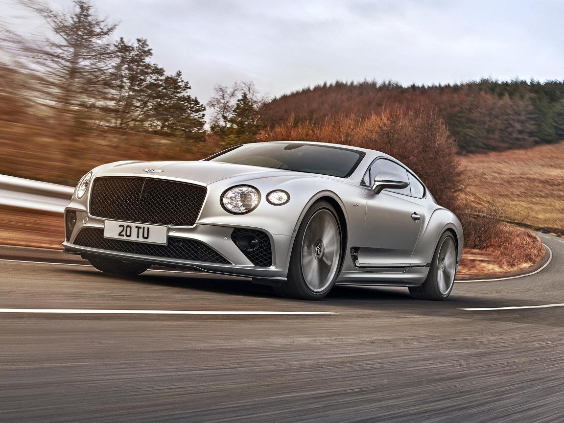 Быстрый автомобиль Bentley Continental GT Speed 2021 года на трассе