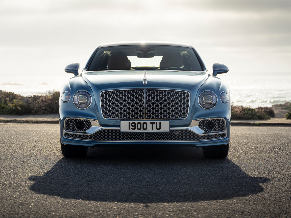 Стильный автомобиль Bentley Flying Spur Mulliner 2021  года вид спереди
