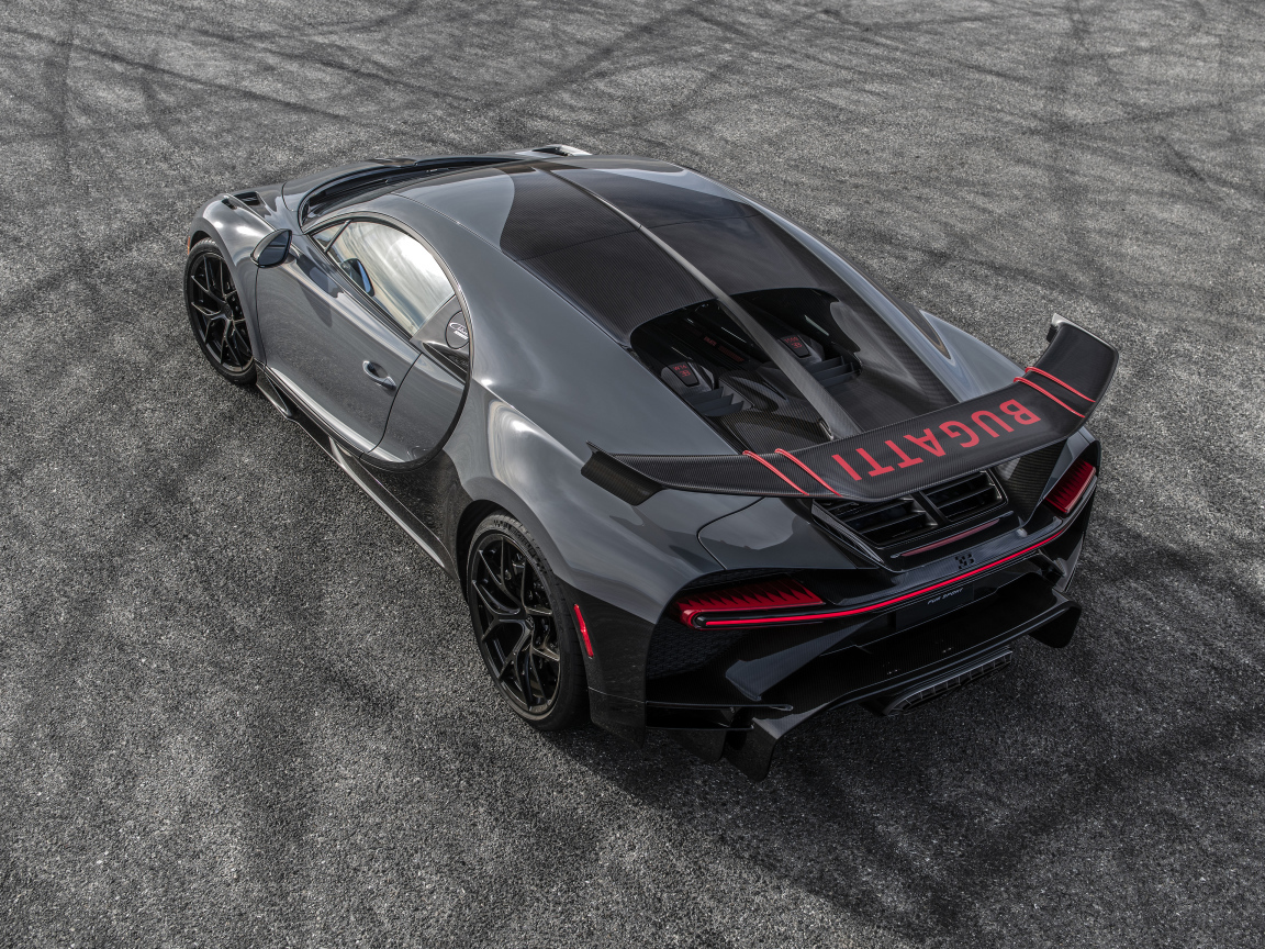Автомобиль Bugatti Chiron Pur Sport вид сзади