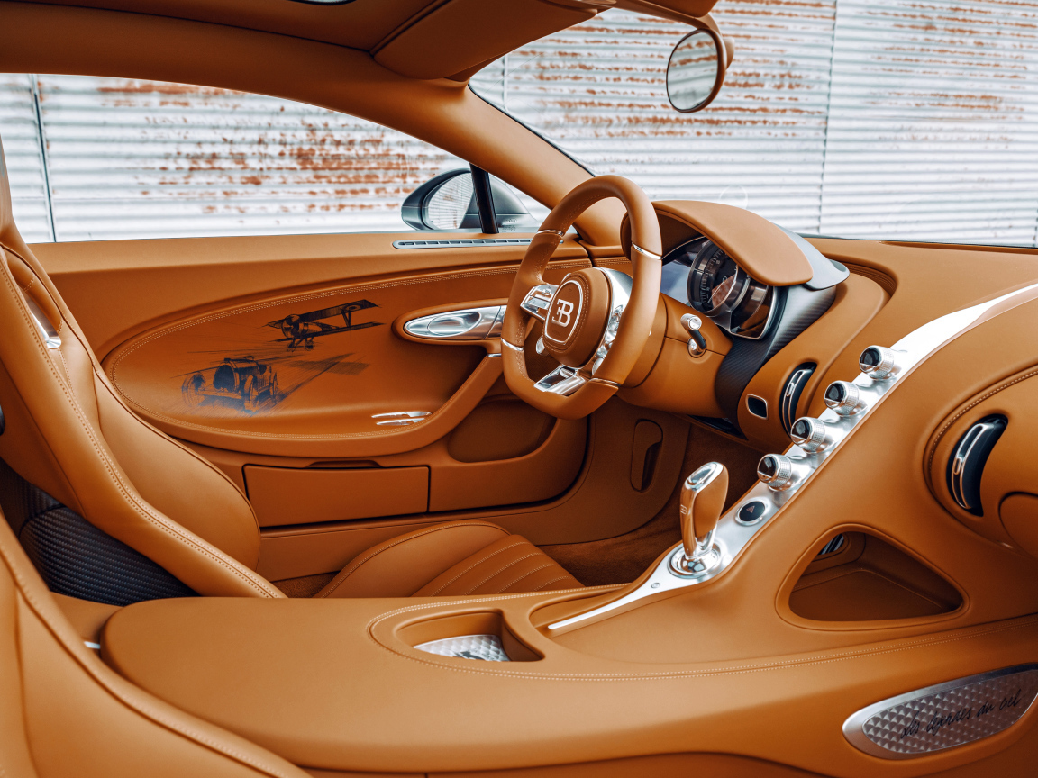 Коричневый кожаный салон автомобиля Bugatti Chiron