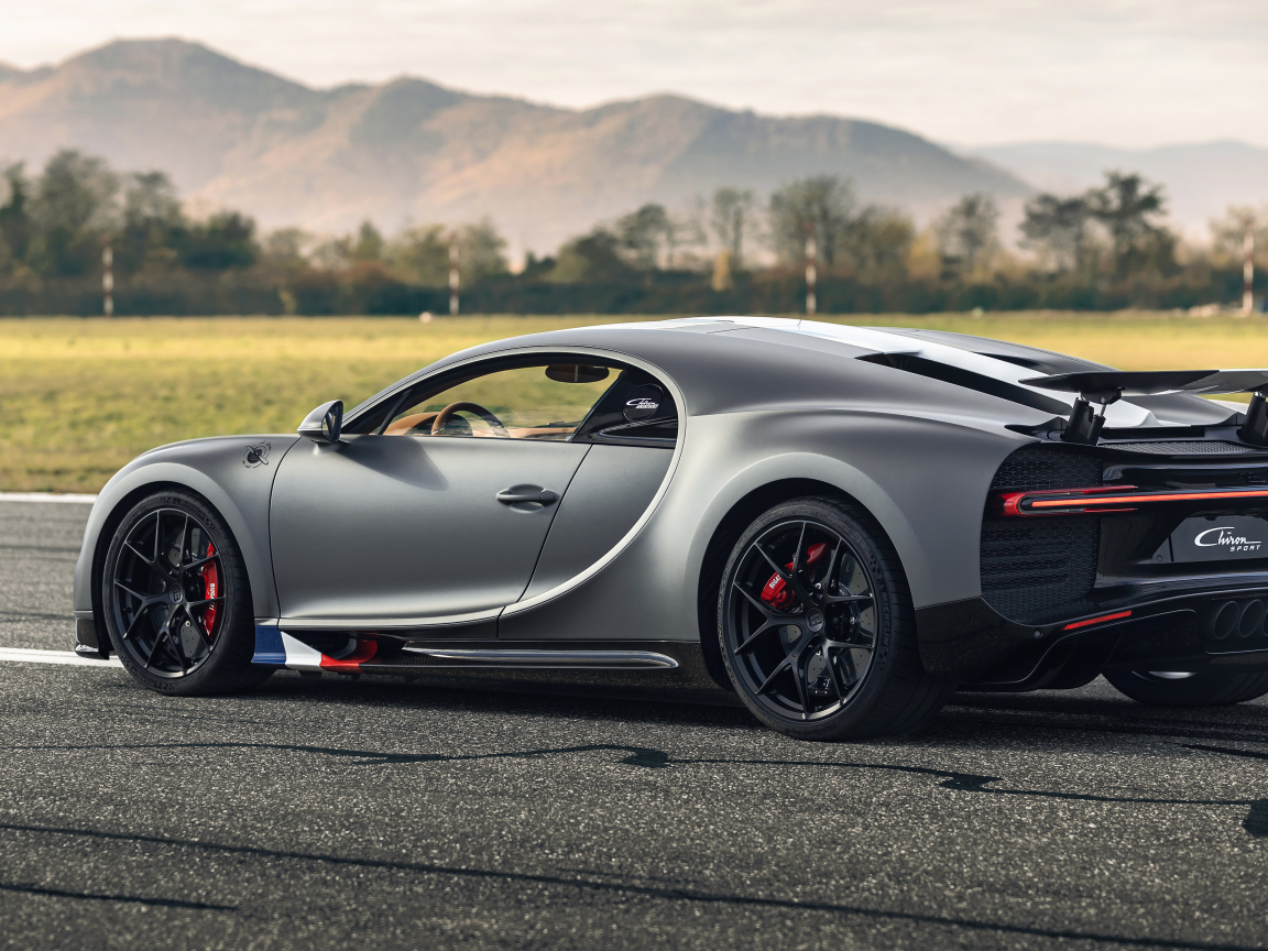 Серебристый спортивный автомобиль Bugatti Chiron  вид сзади