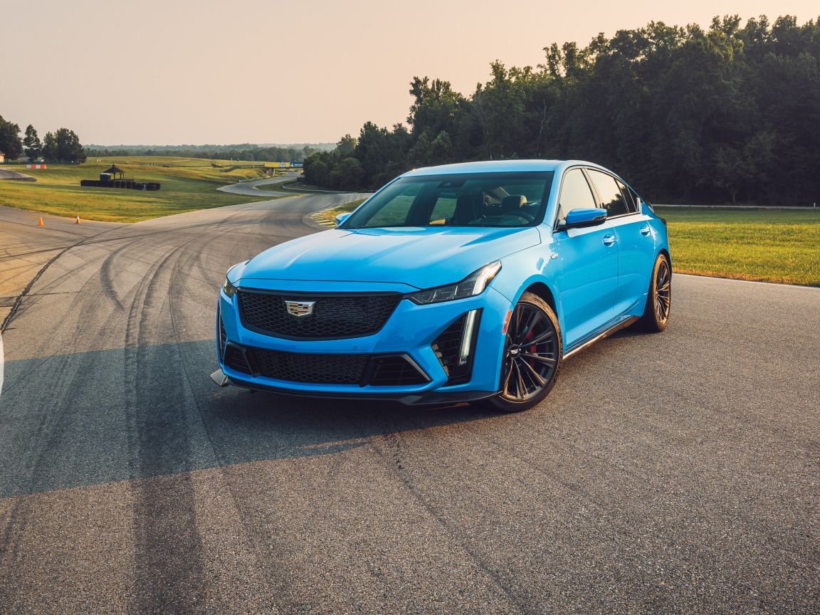 Голубой автомобиль Cadillac CT5-V Blackwing 2022 года на дороге