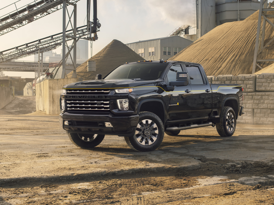 Пикап Chevrolet Silverado 2500 HD, 2021 года на стройке