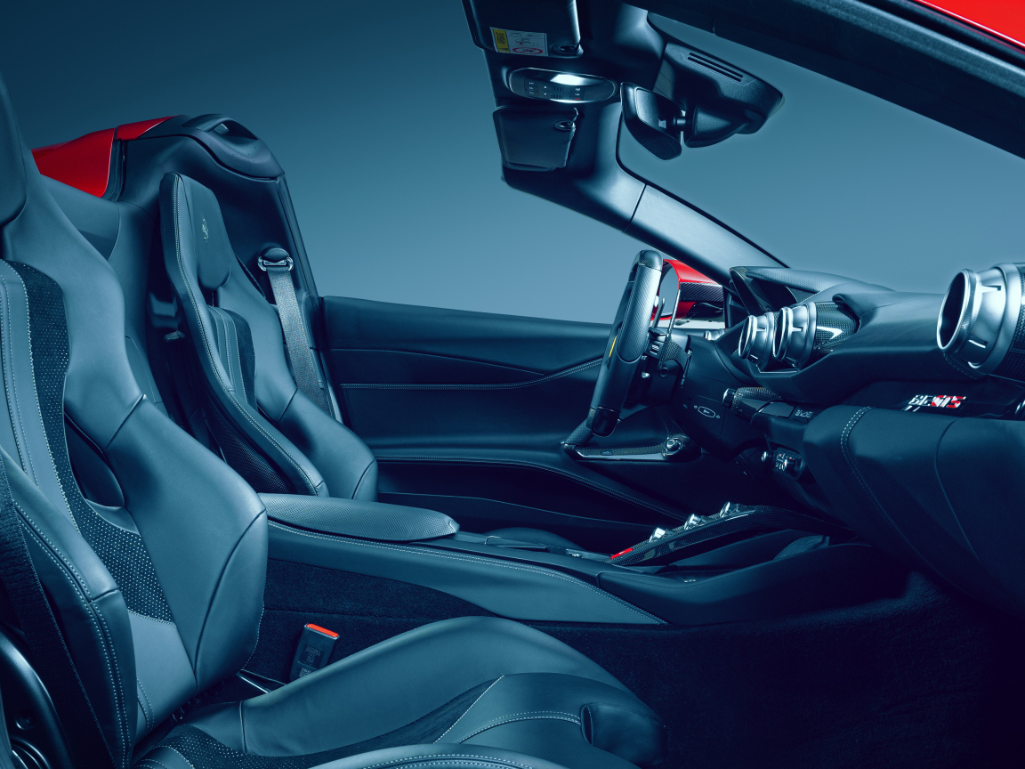 Черный салон автомобиля Ferrari 812 GTS N-Largo 2021 года 