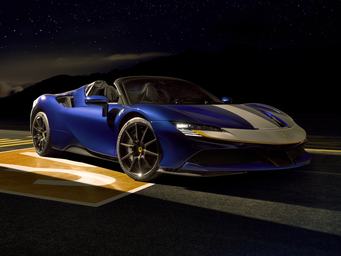 Спортивный кабриолет Ferrari SF90 Spider Assetto Fiorano 2021 года на фоне неба