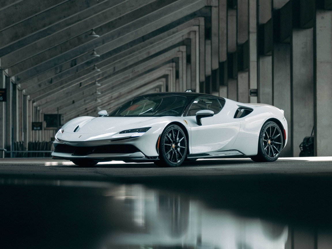 Белый автомобиль Ferrari SF90, 2021 года в ангаре 
