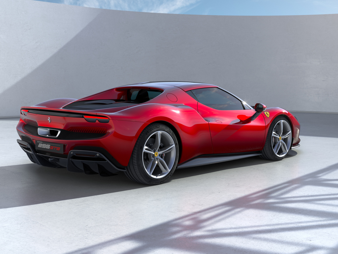 Спортивный Ferrari 296 GTB 2022 года вид сзади