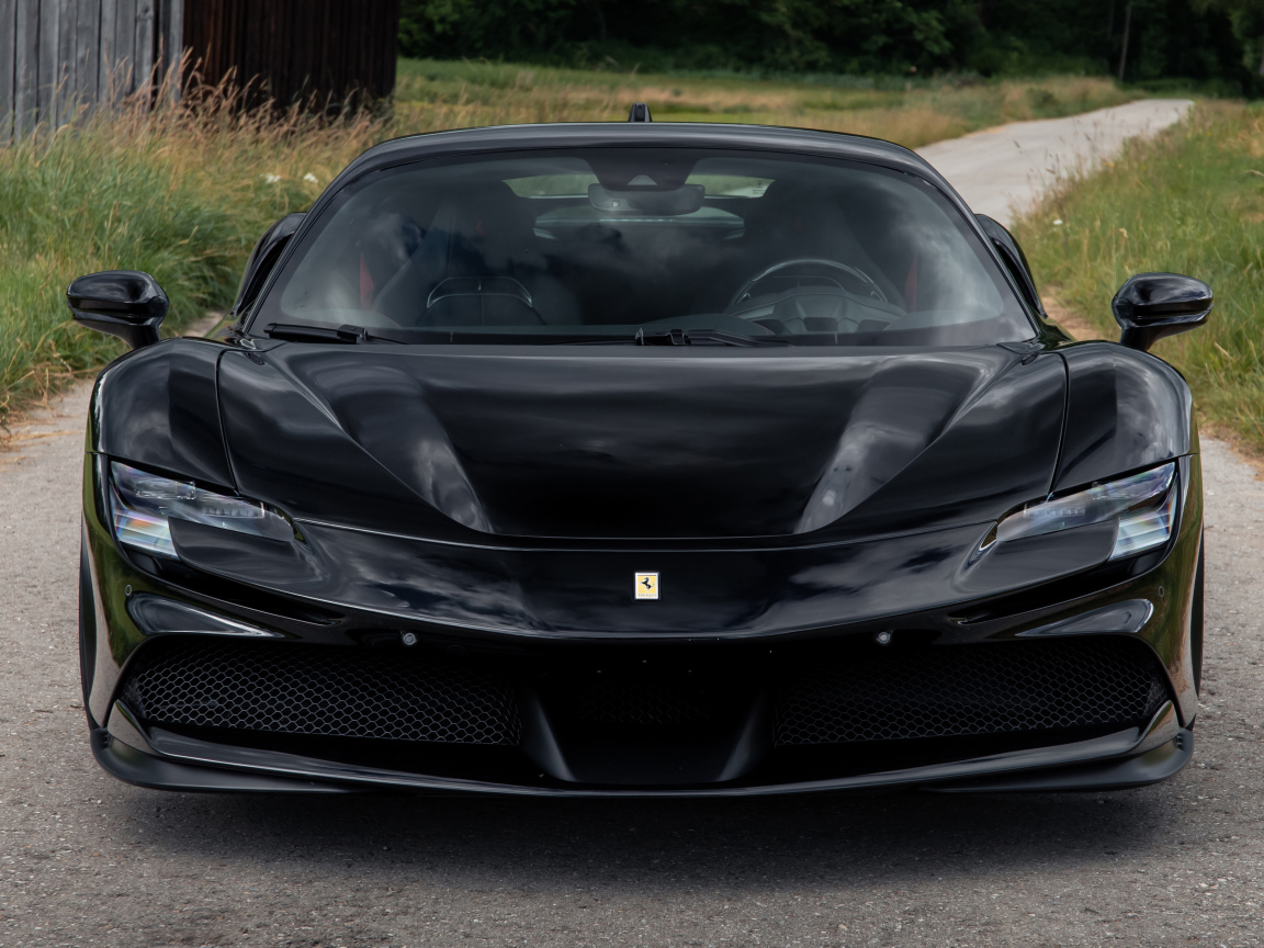 Черный автомобиль Novitec Ferrari SF90 Stradale 2021 вид спереди
