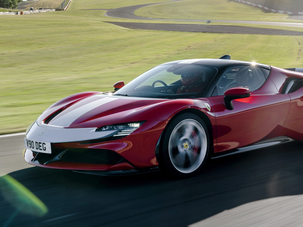 Красный быстрый Ferrari SF90 на трассе