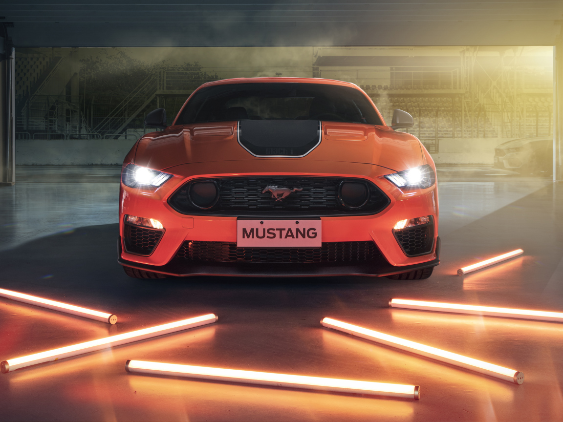Включенные фары автомобиля Ford Mustang Mach 1, 2021 года