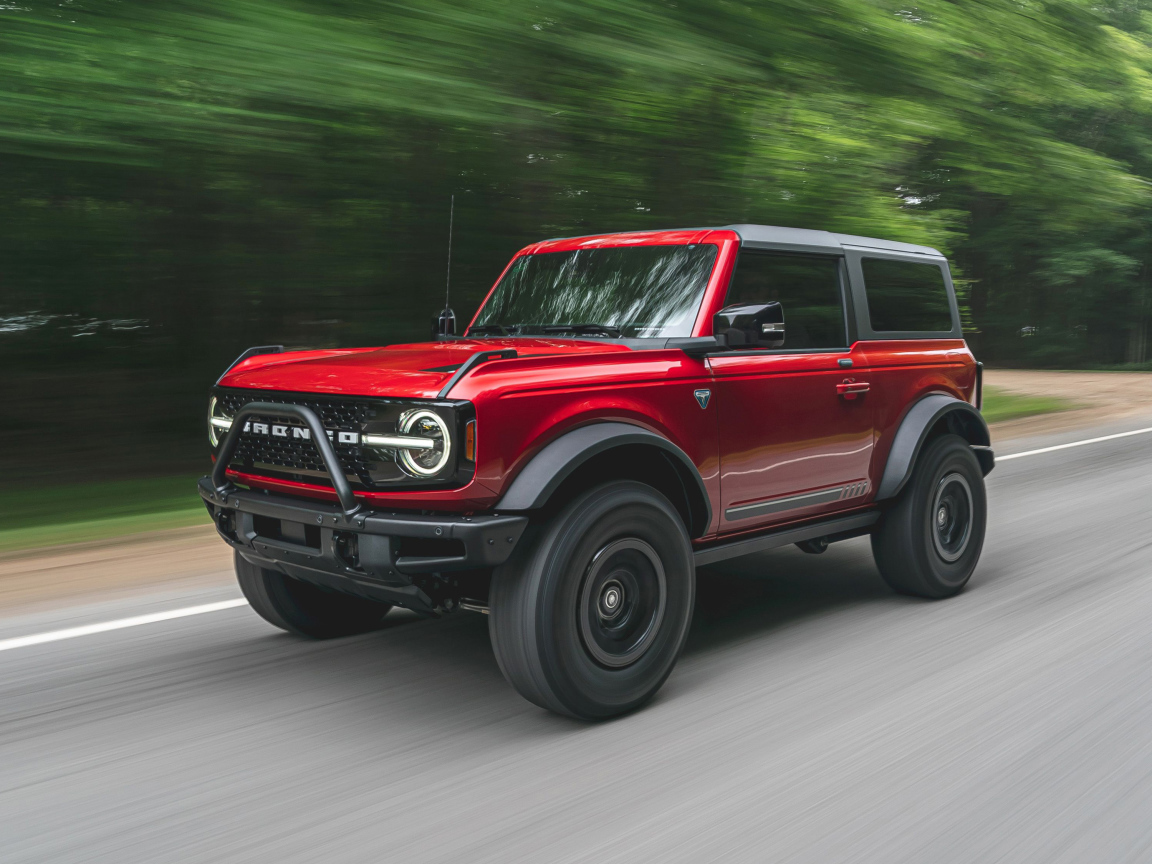 Красный внедорожник  Ford Bronco 2-Door 2021 года на дороге