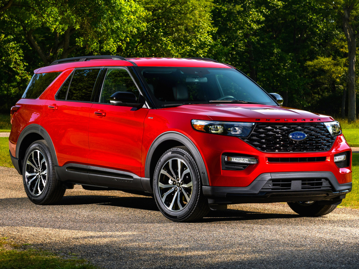 Красный Ford Explorer ST-Line, 2022 года в парке