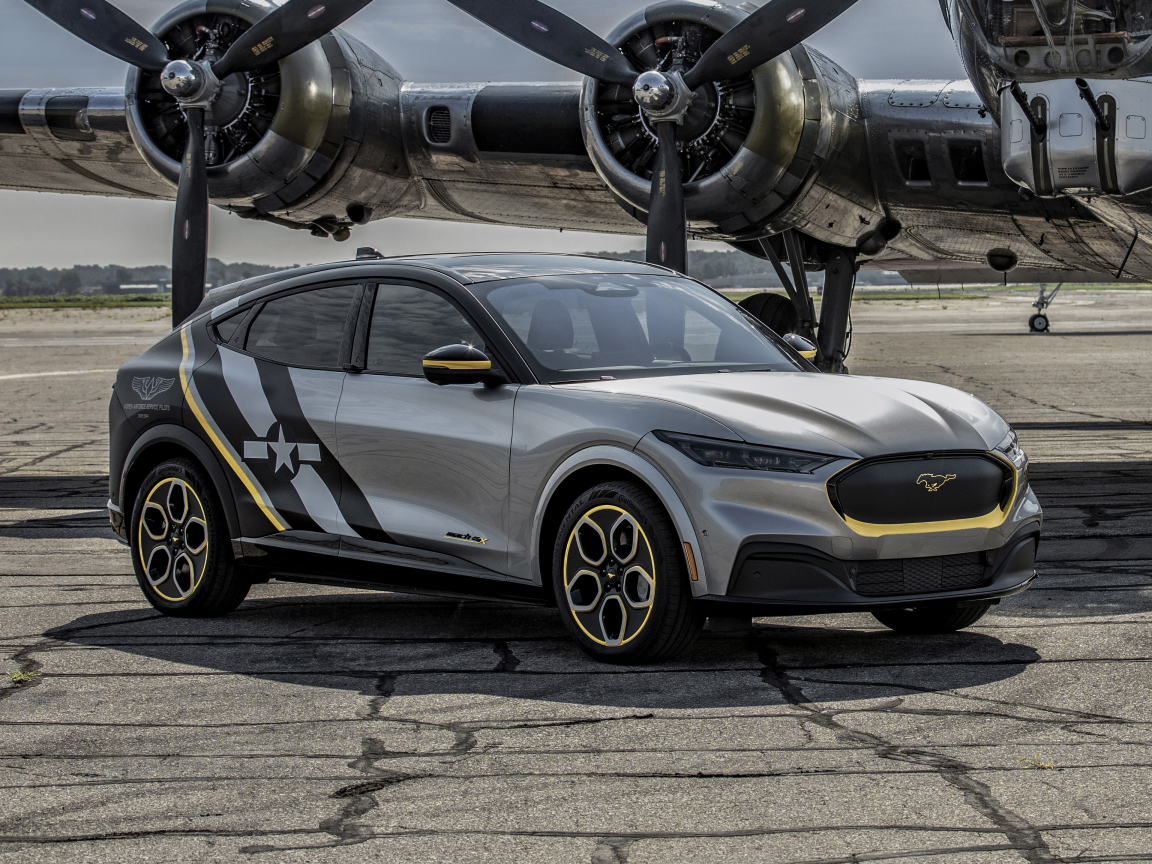 Серебристый Ford Mustang Mach-E, 2021 года у самолета