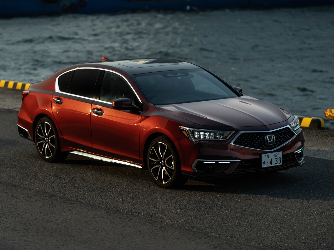 Бордовый автомобиль Honda Legend EX, 2021 года у воды