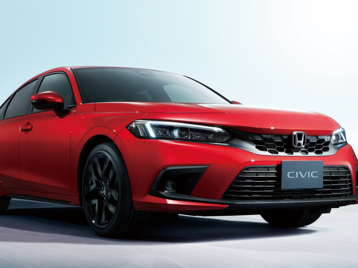 Красный автомобиль Honda Civic Hatchback 2021 года