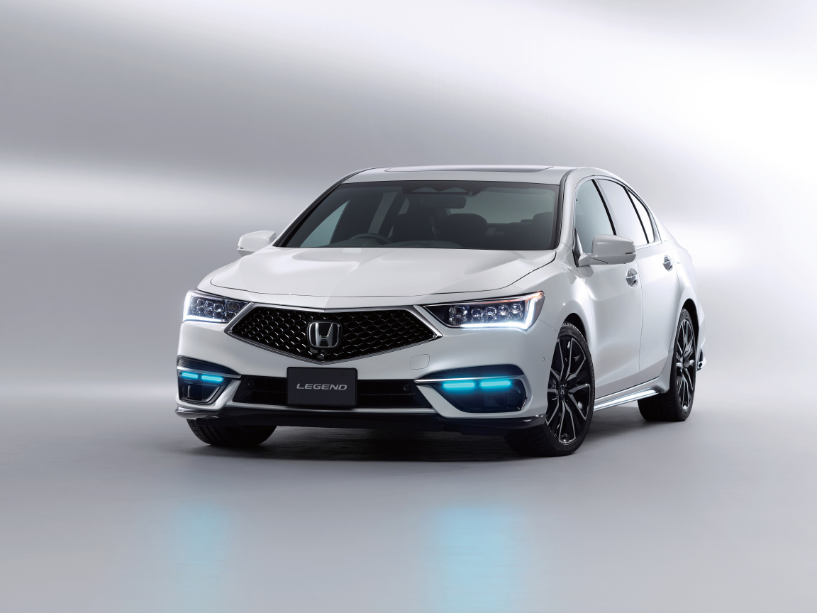 Белый автомобиль Honda Legend EX, 2021 года на сером фоне