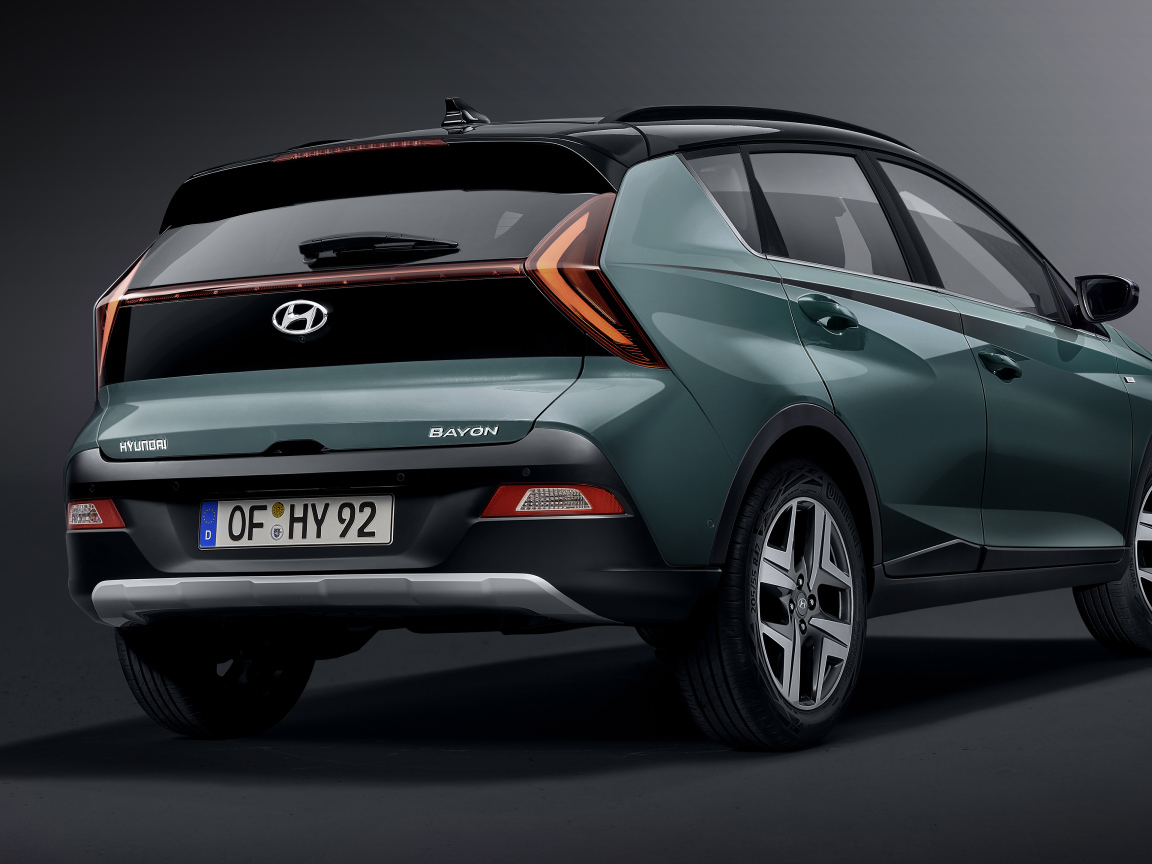 Автомобиль Hyundai IONIQ 5 2021 года вид сзади на сером фоне