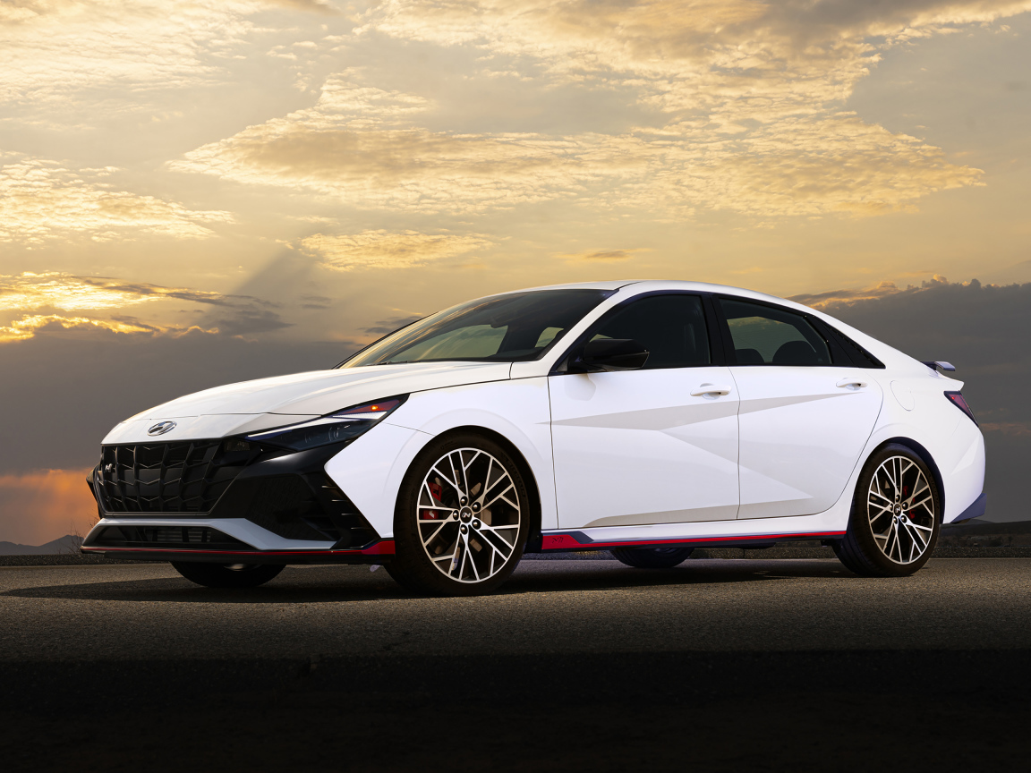 Белый Hyundai Elantra N, 2022 года на фоне неба