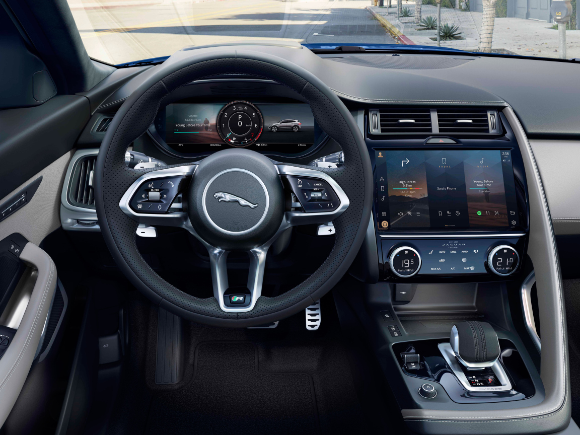 Черный салон автомобиля Jaguar E-Pace R-Dynamic Black Pack 2021 года