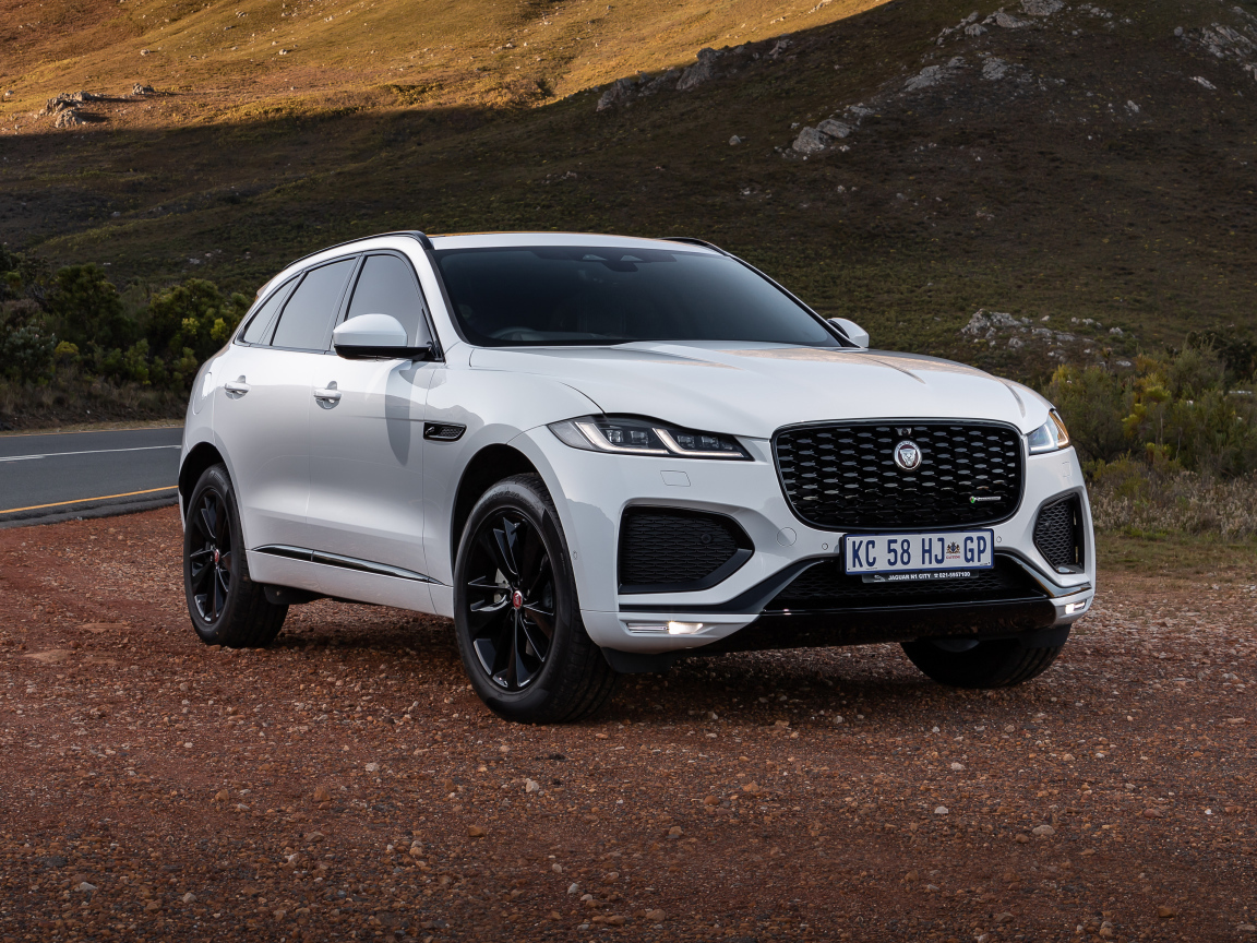 Белый внедорожник Jaguar F-Pace D300 R-Dynamic Black Pack 2021 года в горах