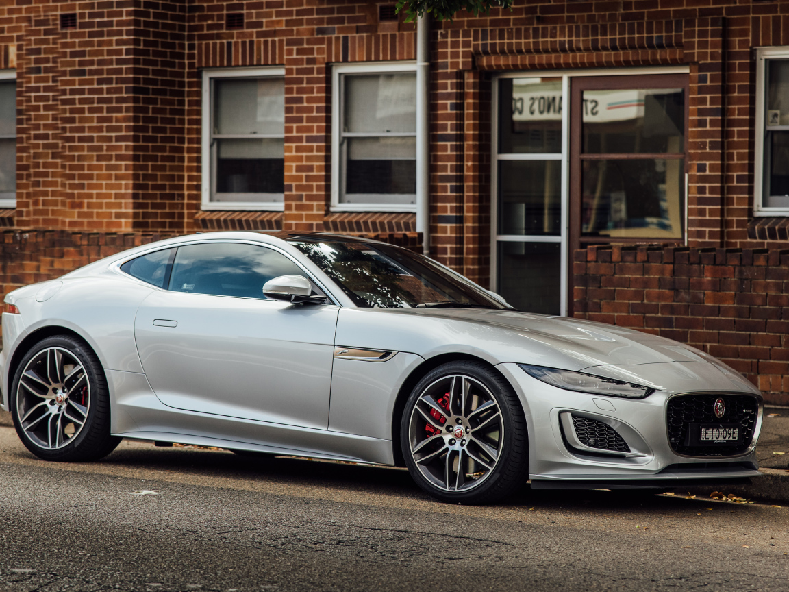 Серый автомобиль Jaguar F-Type P380, у стены