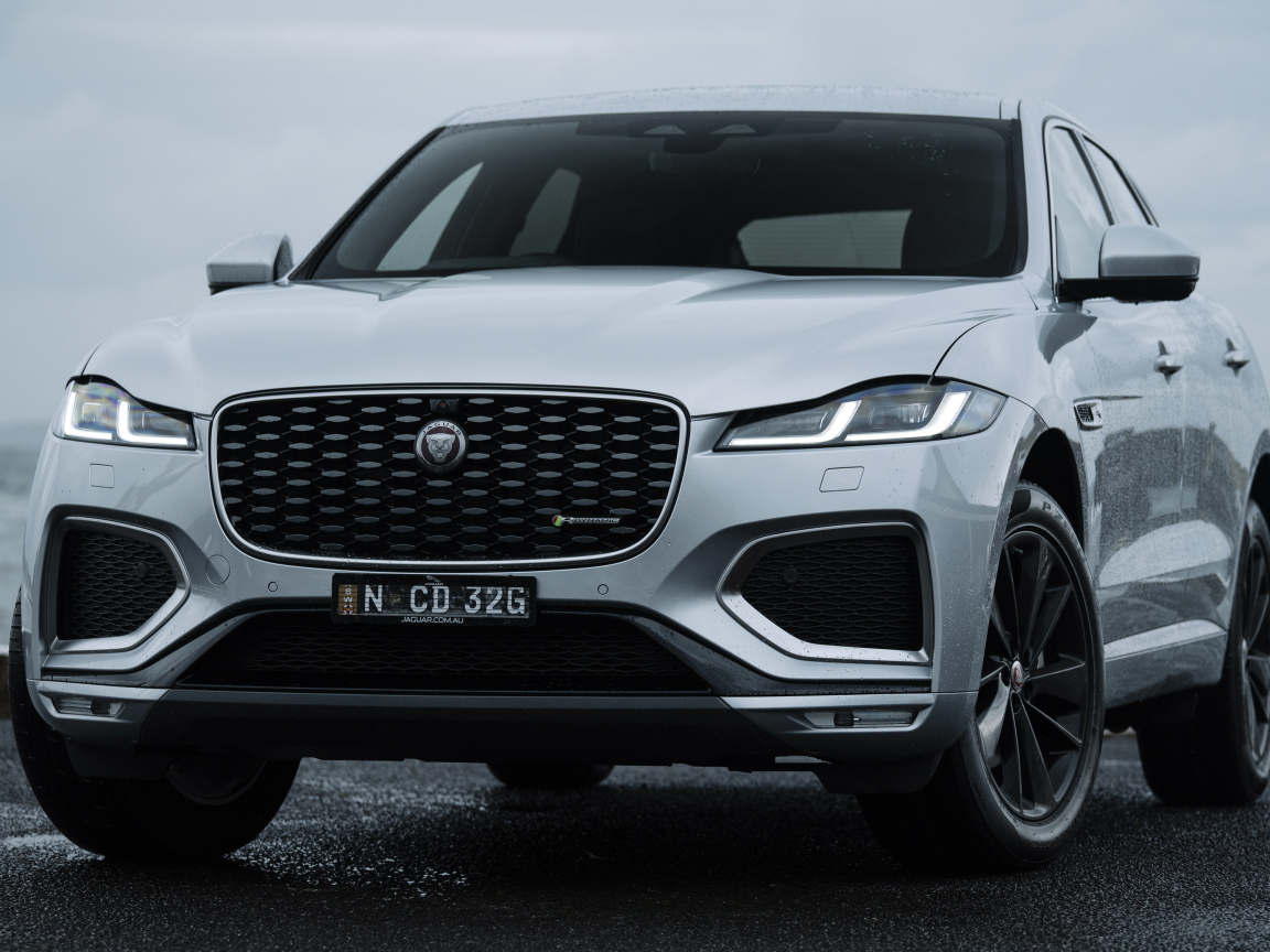 Внедорожник Jaguar F-Pace P250 R-Dynamic, 2021 года на фоне моря