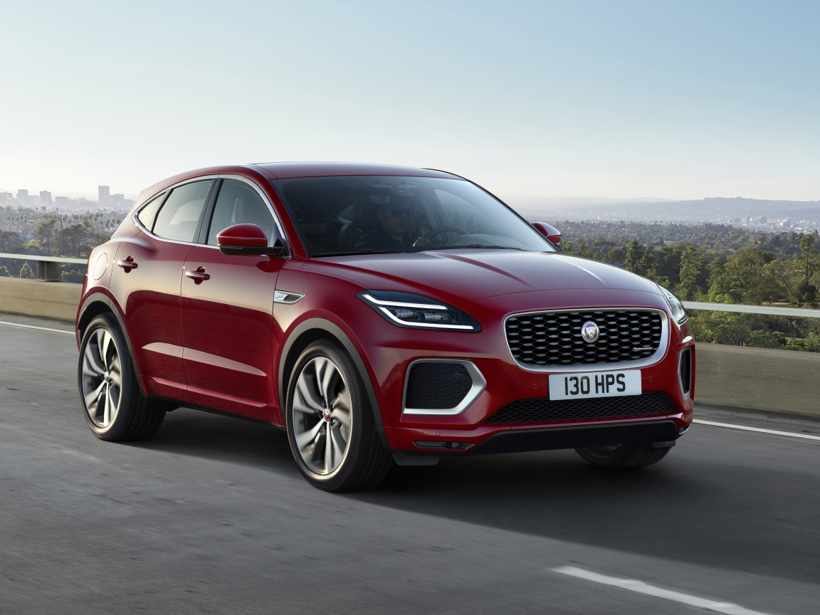 Красный автомобиль Jaguar E-Pace R-Dynamic 2021 года на мосту