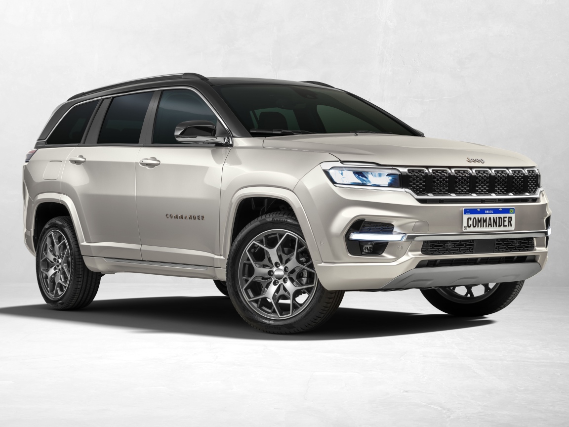 Серебристый внедорожник Jeep Commander Overland 2022 года