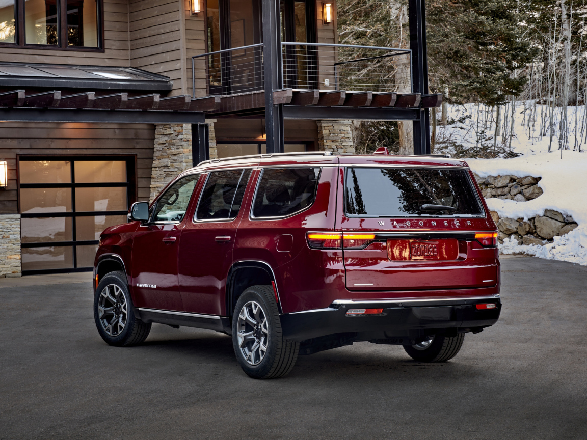 Красный внедорожник Jeep Wagoneer Series II Premium, 2022 года вид сзади