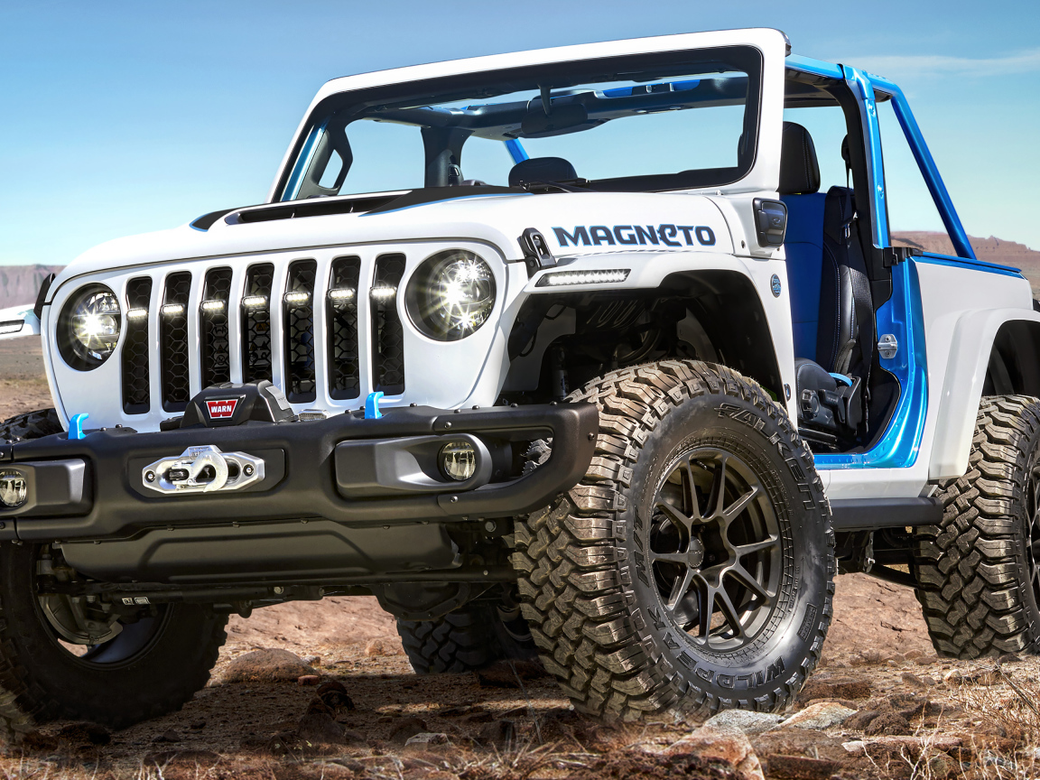 Спортивный Jeep Wrangler Magneto 2021 года в пустыне