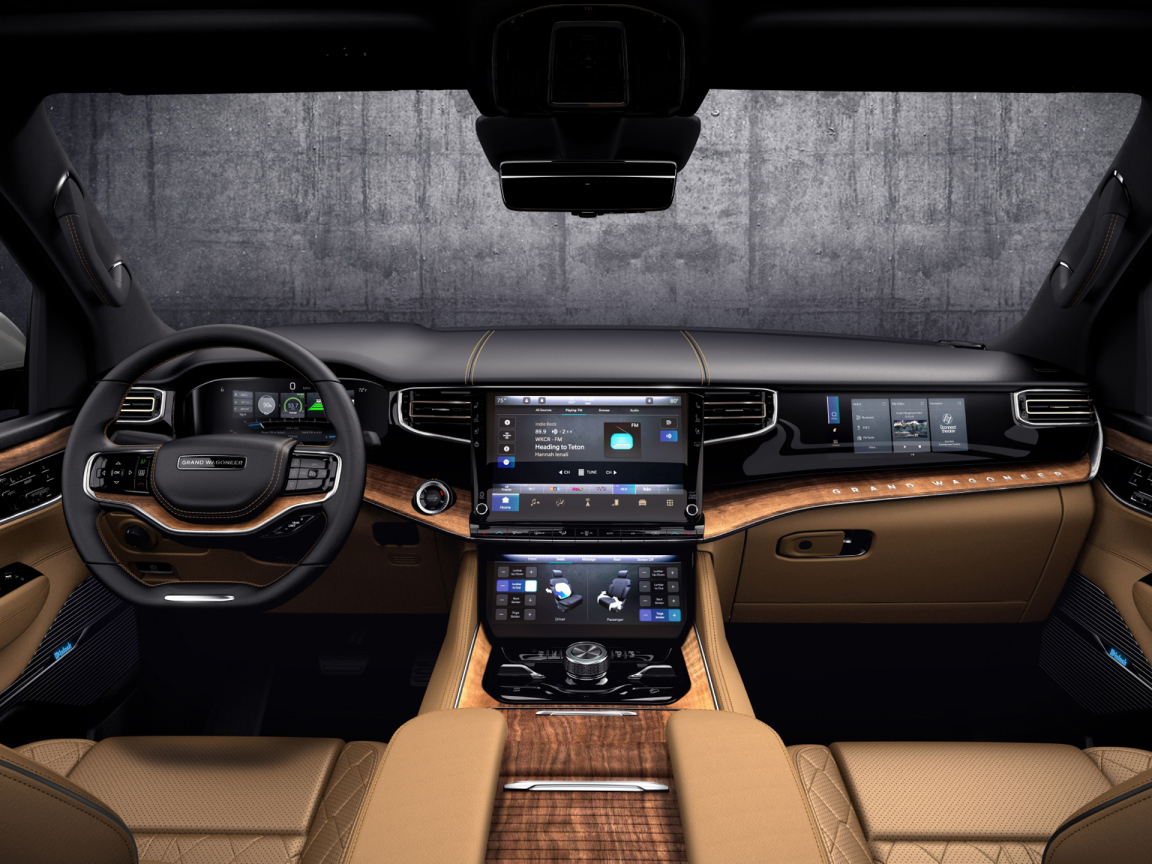 Стильный кожаный салон автомобиля Jeep Grand Wagoneer Series III, 2022 года