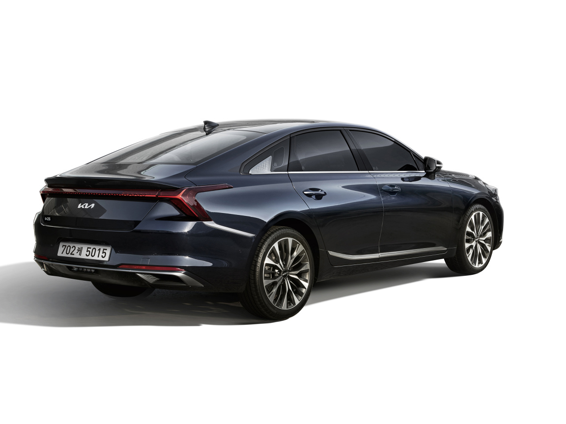 Черный автомобиль Kia K8 2021 года вид сзади