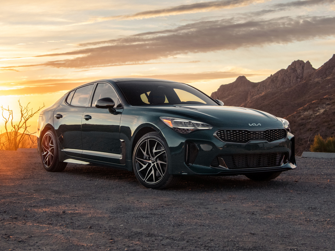 Автомобиль Kia Stinger GT Line AWD, 2022 года на фоне заката