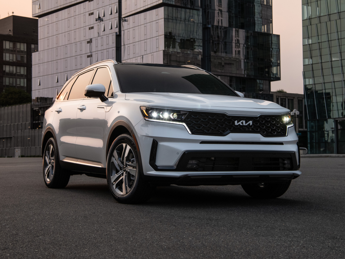 Белый автомобиль  Kia Sorento, 2022 года вид спереди
