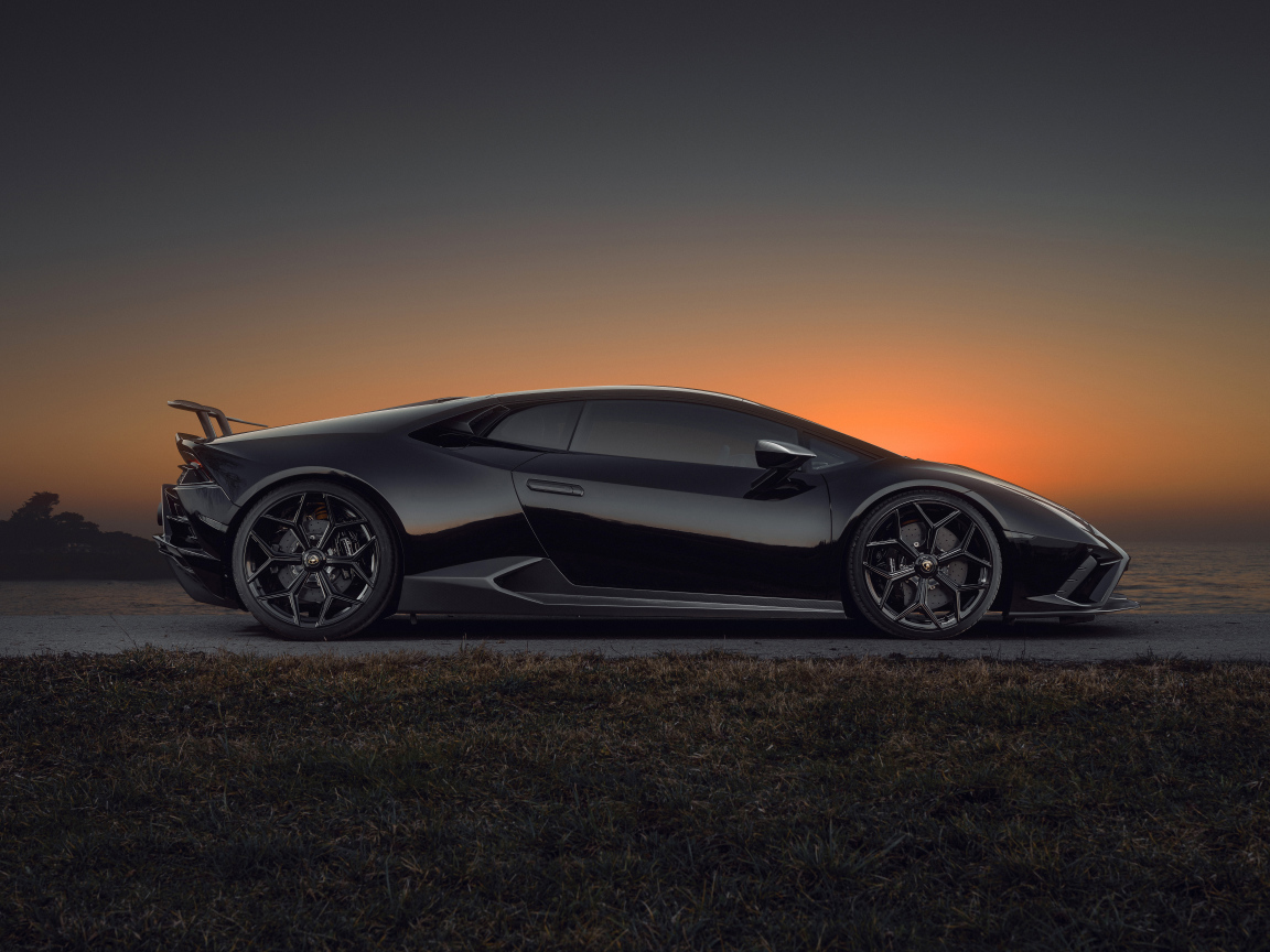 Черный Lamborghini Huracán EVO RWD 2021 года вид сбоку